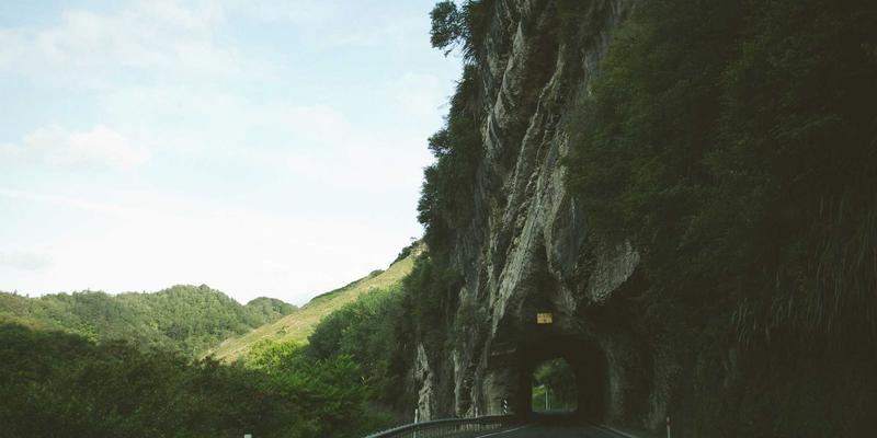 JONHTV电视壁挂安装与理线方案：打造沉浸式流媒体体验的禅意客厅